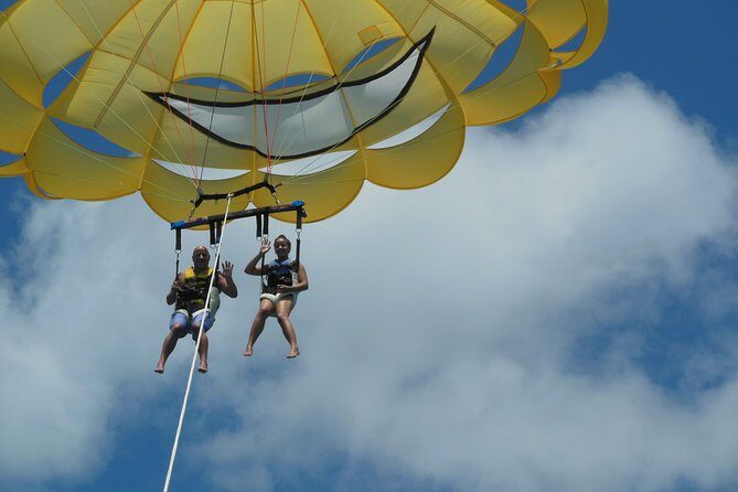 Parasailing Grand Turk - Landing back on the deck: easy unclip and a quick return